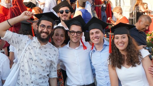 Studenti laureati in gruppo con il tocco in testa