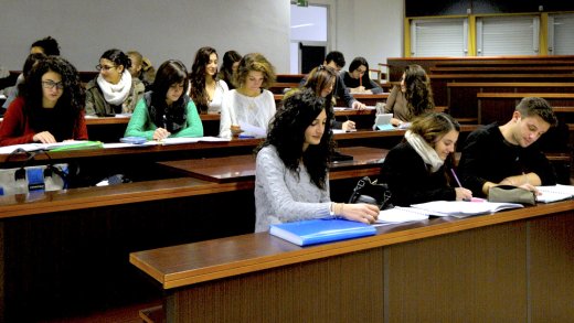 Studenti in aula che seguono una lezione