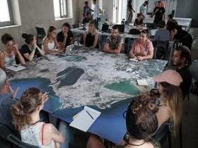 Studenti al tavolo che valutano progetti