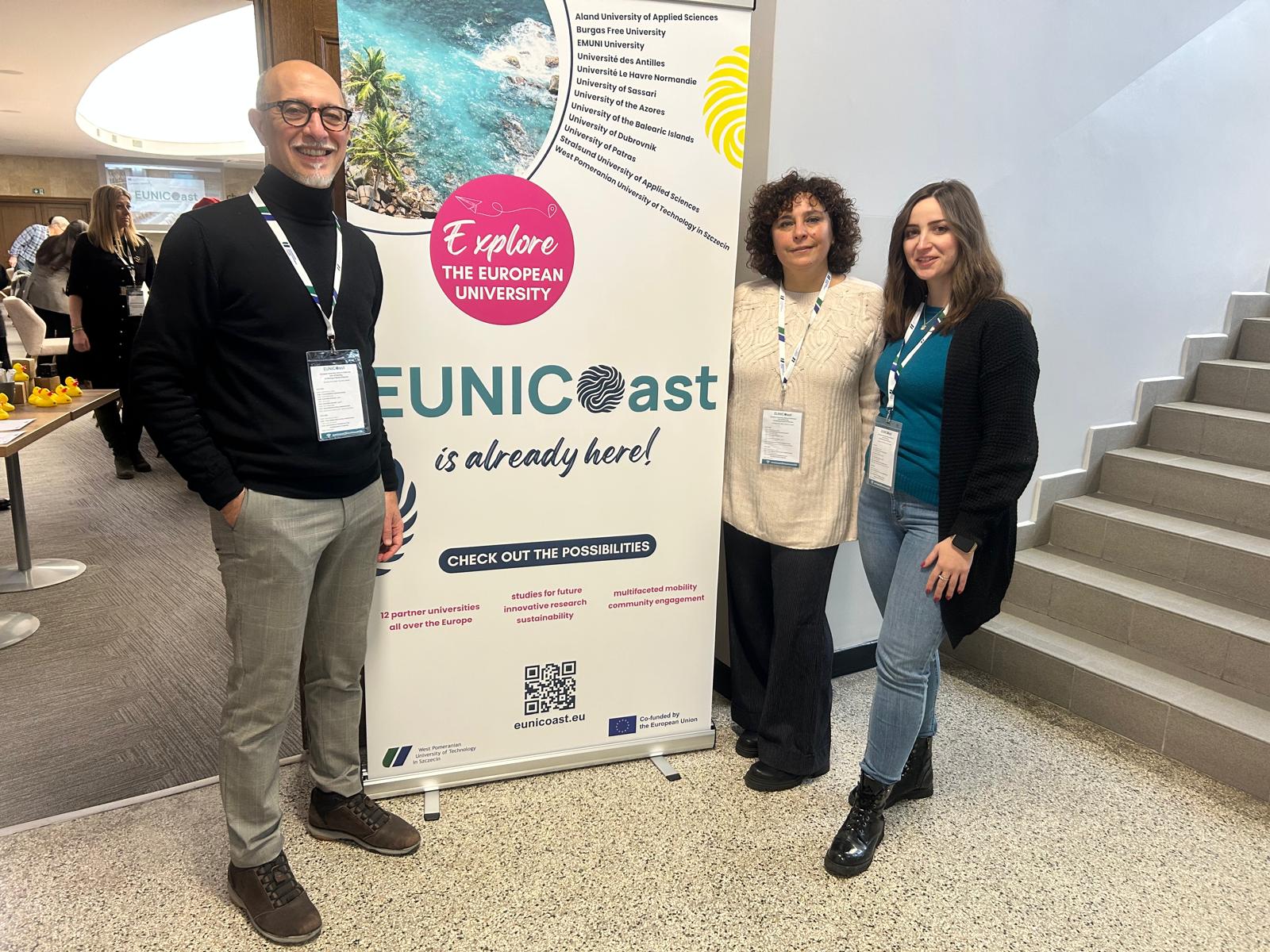 Gruppo di persone vicino a materiale promozionale EUNICOAST