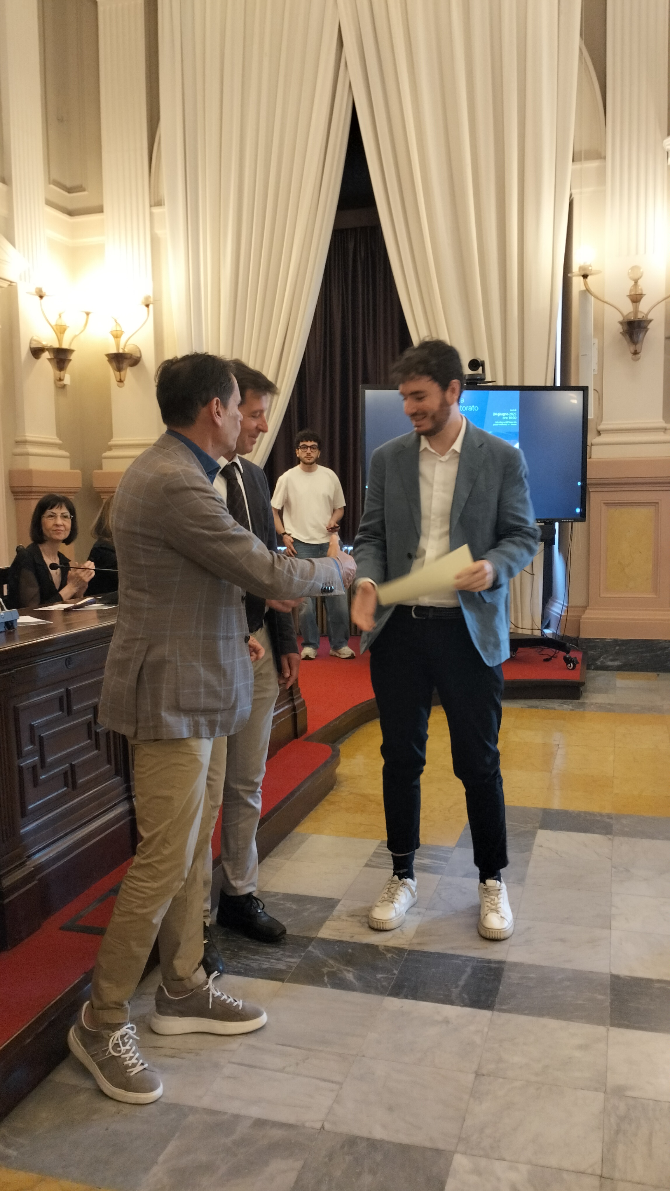 Dott. Morrone, riceve la menzione speciale in vece della Dott.ssa Sarah Morrone