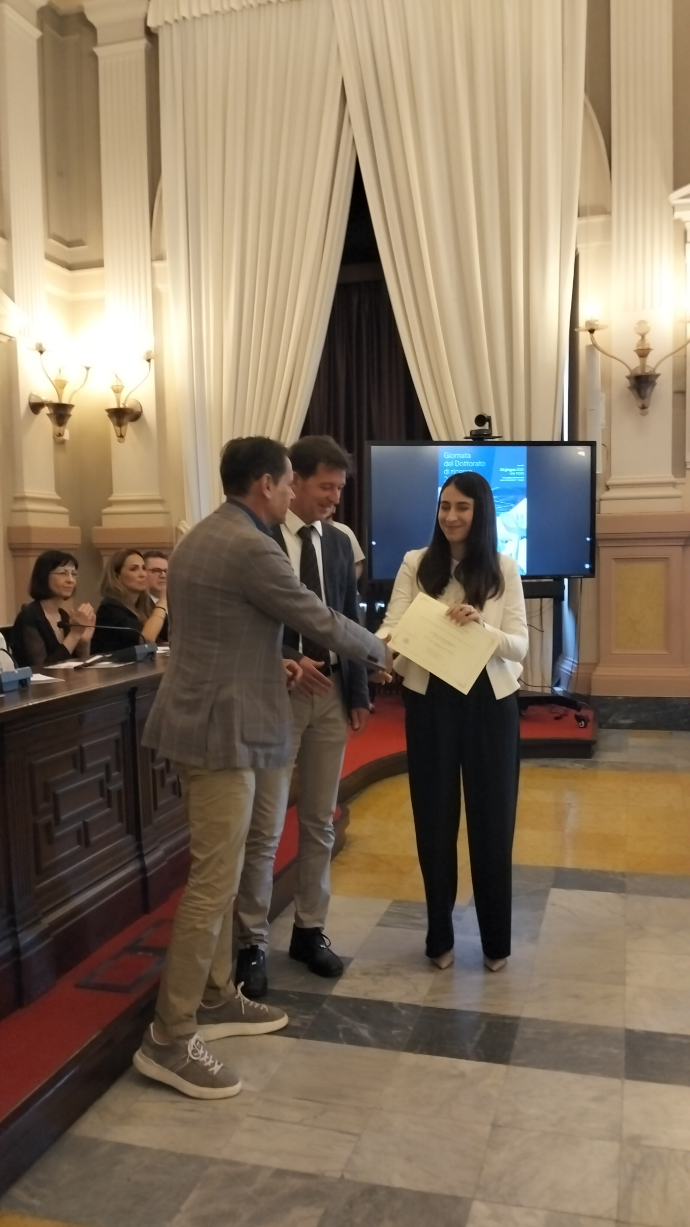 Dott.ssa Anna Laura Sanna, riceve la menzione speciale in vece del Dott. Federico Cuccu