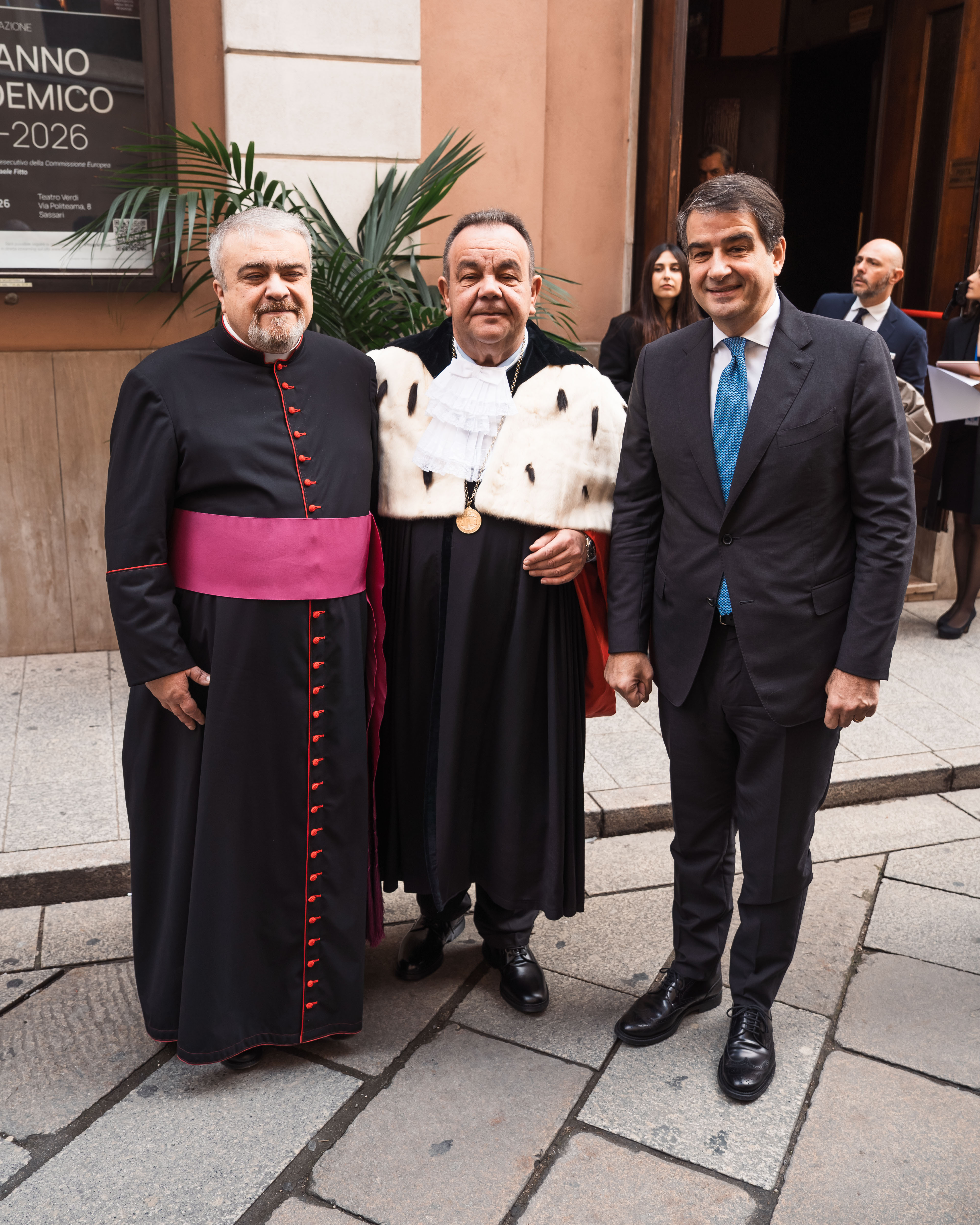 Inaugurazione 464° A.A.- Fitto, Magnifico Rettore Mariotti e Mons. Tamponi fuori dal teatro Verdi