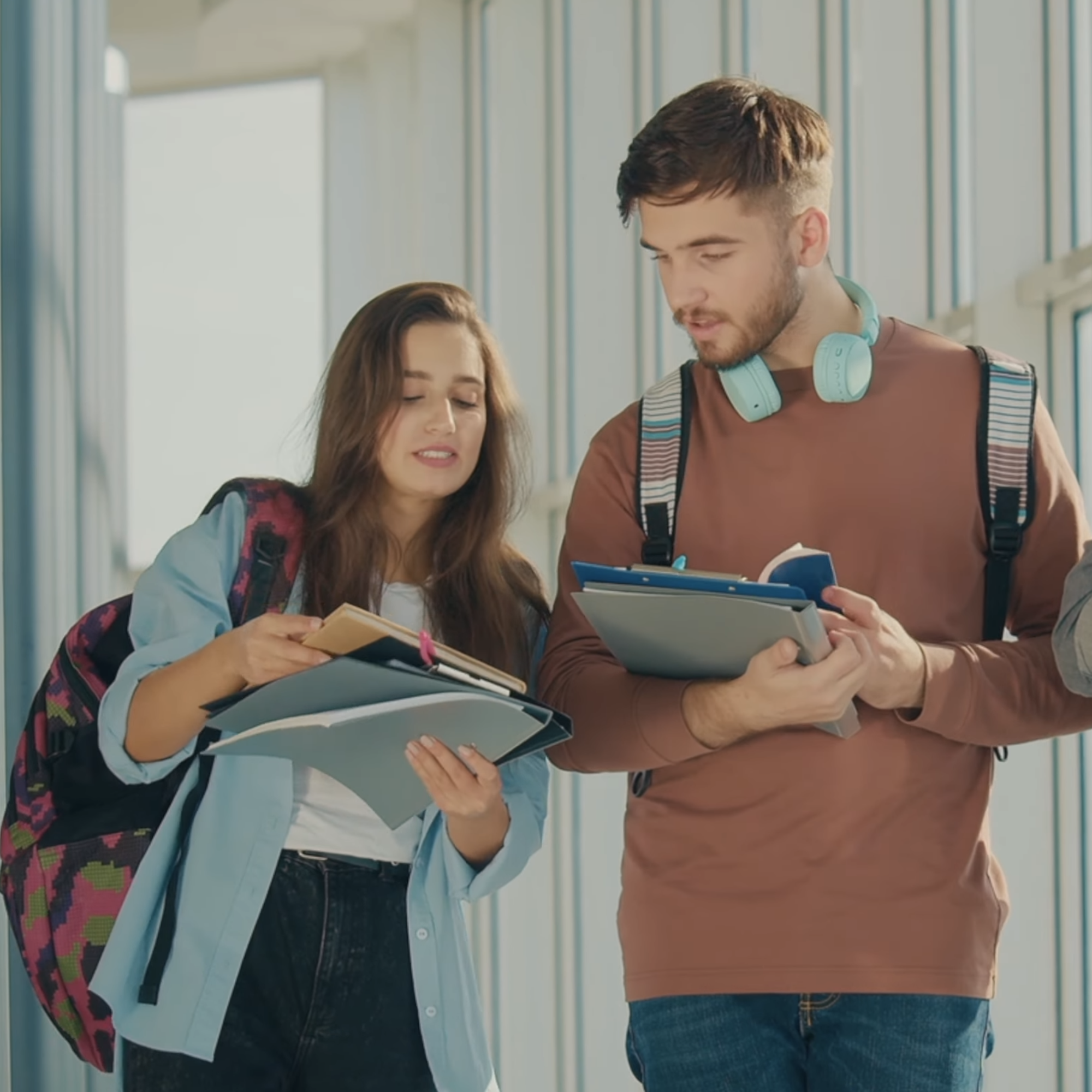 Due studenti che guardano degli appunti 