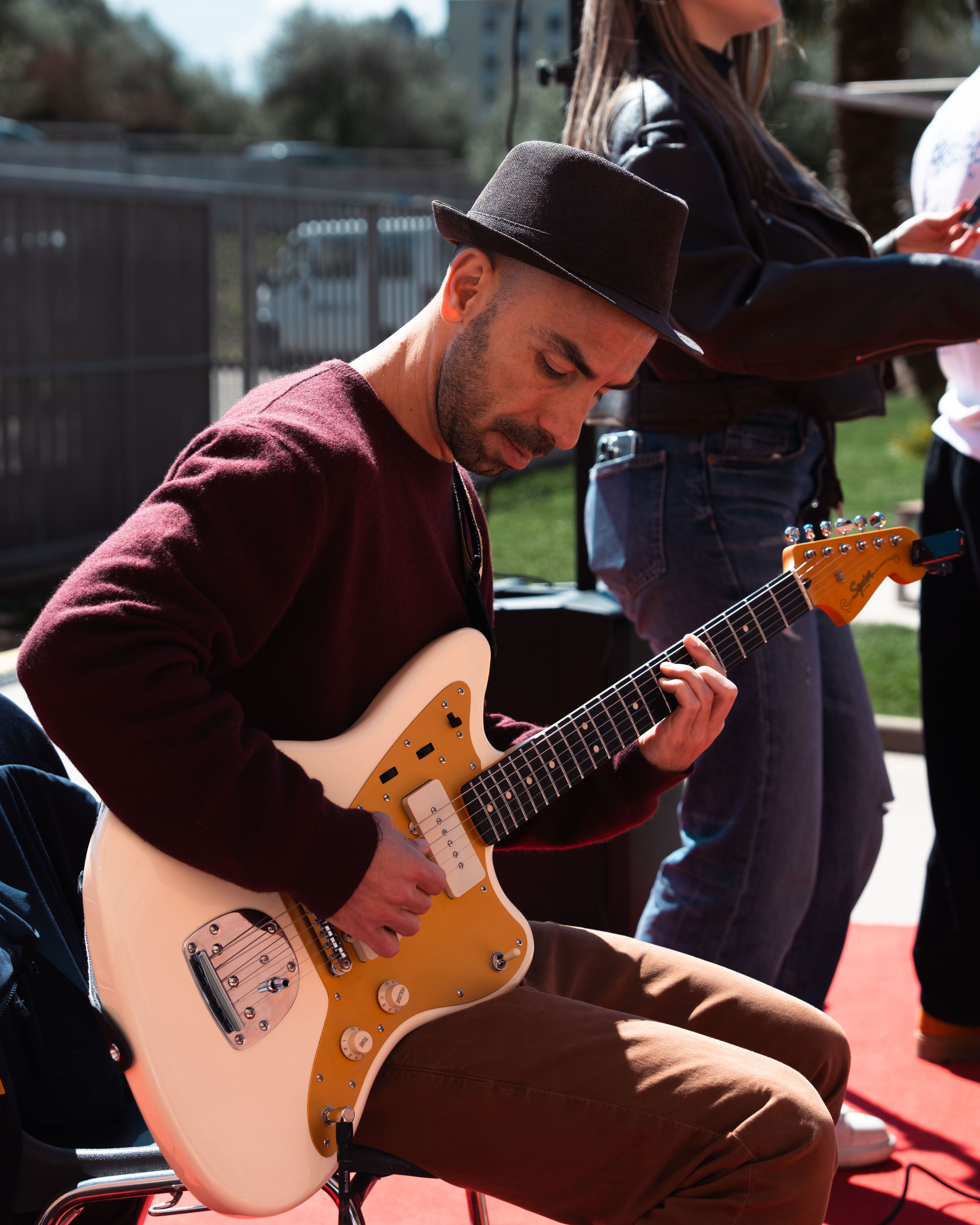 Il chitarrista Paolo Cugusi impegnato in una performance live durante le giornate dell’orientamento 