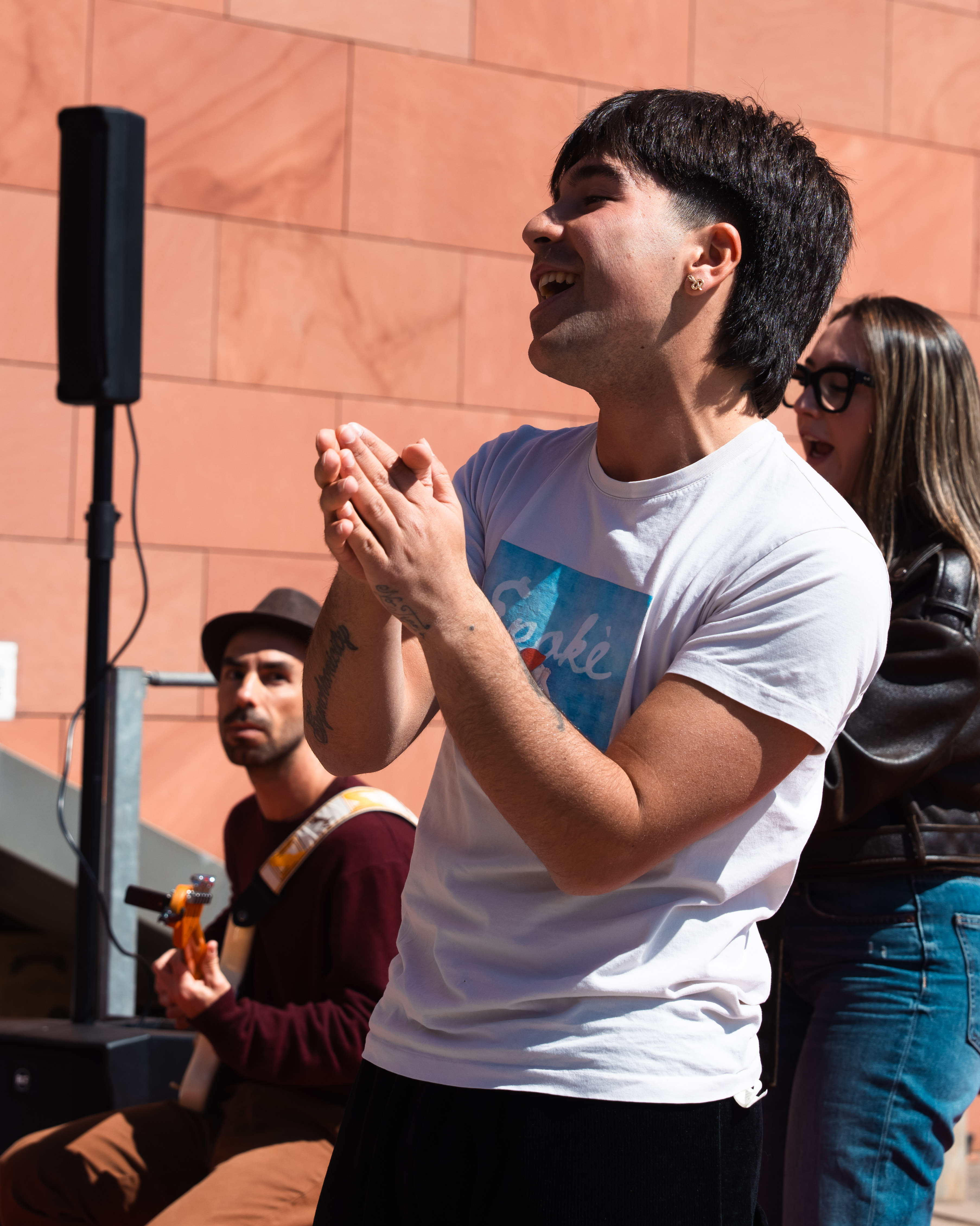 Studentessa osserva al microscopio in uno stand scientifico UNISS, durante le Giornate dell’Orientamento