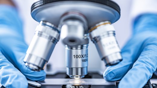 Microscopio che analizza provetta in laboratorio