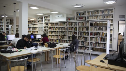 Studenti in biblioteca