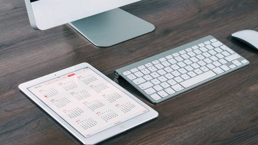 Computer su scrivania con calendario digitale