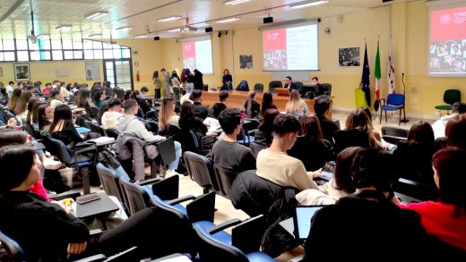 Studenti in un'aula di Dipartimento che partecipano a una presentazione dei corsi di Orientamento