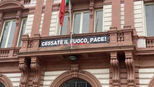 Striscione per la pace sulla facciata dell'Università di Sassari