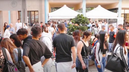 Studenti nell'atrio di una biblioteca Uniss a Sassari