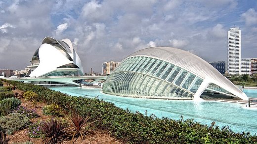 Valencia_Creative commons attribution 3.0_https://commons.wikimedia.org/wiki/File:Ciutat_de_les_Arts_i_les_Ci%C3%A8ncies,_Val%C3%A8ncia,_Valencia,_Spain_-_panoramio_(1).jpg