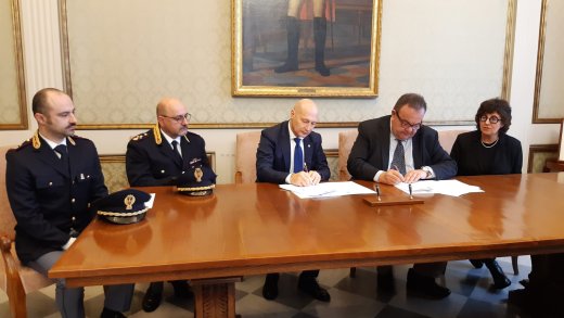 Firma Uniss e Questura_ da sx Filiberto Mastrapasqua, Gavino Mariotti e Silvia Serreli
