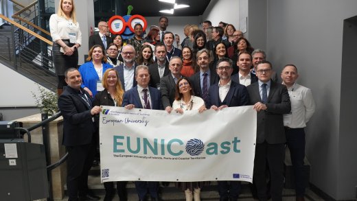 Gruppo di persone con in mano uno striscione EUNICOAST