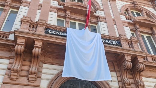 La facciata dell'Università di Sassari espone il drappo bianco simbolo di pace_2