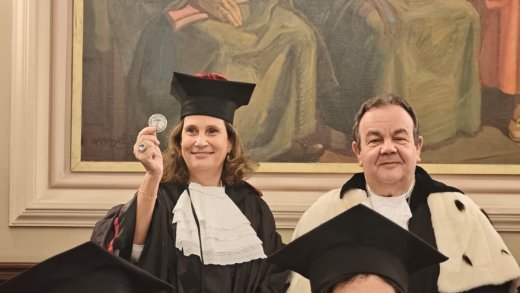 Ilaria Capua e Gavino Mariotti con il sigillo storico Uniss