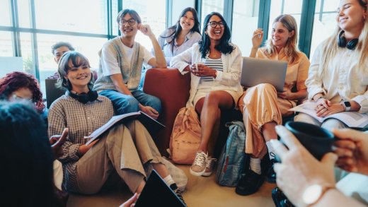 Studenti raggruppati per una foto in un'aula