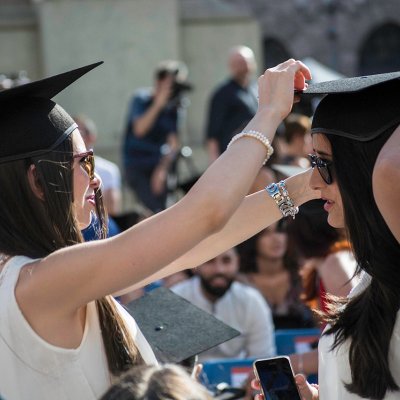 studente che indossano il tocco della laurea