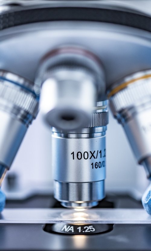 Microscopio che analizza provetta in laboratorio