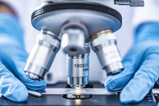 Microscopio che analizza provetta in laboratorio