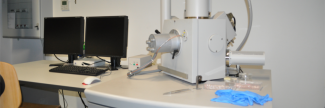 Microscopio Elettronico a Scansione (FEI Quanta 200) a pressione variabile e in alto vuoto (High-vacuum, Low-Vacuum e ESEM mode), permette l’analisi di materiali conduttivi, non-conduttivi e incompatibili per alto vuoto. Microanalisi EDS - Genesis XM2i - Detector Apollo 10SSD LNfree Camera Peltier
