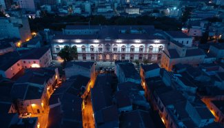 Veduta notturna dall'alto del palazzo storico dell'Università 
