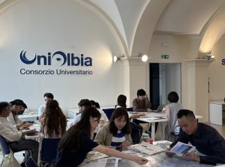 Aula Uni Olbia con studenti che studiano attorno a dei tavoli