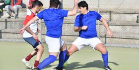 Ragazzi che giocano a calcio