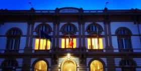 Foto palazzo centrale Uniss palazzo centrale dell'Ateneo fotografato con luci gialle accese all'interno di notte