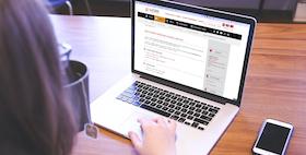 ragazza al computer naviga sulle pagine Uniss ragazza al computer naviga sulle pagine Uniss