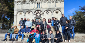 studenti sul sagrato del Monastero Benedettino di San Pietro di Sorres, Borutta (Sassari) 