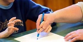 immagine di un insegnate che aiuta un alunno