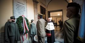 Generale B. Andrea Di Stasio e Massimo Carpinelli di fronte alla lapide_Uniss 12 novembre 2018 Generale B. Andrea Di Stasio e Massimo Carpinelli di fronte alla lapide_Uniss 12 novembre 2018