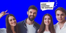 Ragazzi e ragazze con dietro la bandiera dell'unione europea