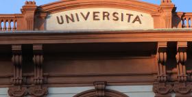 Facciata Università di Sassari, particolare scritta Università Facciata Università di Sassari, particolare scritta Università