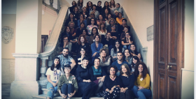 Foto gruppo Fascina Studenti seduti sulla scalinata del palazzo dell'Università centrale