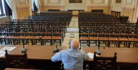 Il Rettore Massimo Carpinelli nell'aula Magna vuota_prime lauree a distanza Il Rettore Massimo Carpinelli nell'aula Magna vuota_prime lauree a distanza