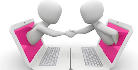 sagome che si stringono la mano dagli schermi di un computer sagome che si stringono la mano dagli schermi di un computer