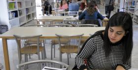 Studentessa in biblioteca Studentessa in biblioteca