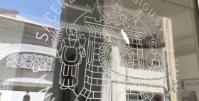 sigillo stampato di ateneo Uniss su porta vetro