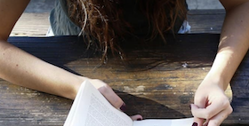 foto news Borsa di studio EF ragazza che studia con libro e prende appunti