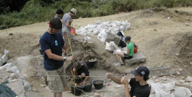 Campagne di scavi alle Terme romane di Carsulae foto studenti allo scavo