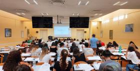 studenti svolgono test di ammissione
