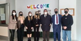 foto del rettore insieme agli studenti e studentesse del liceo