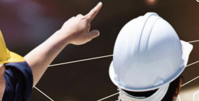 Operai con caschetti protettivi all&#039;opera in cantiere