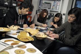 Studenti nel laboratorio di archeologia Studenti nel laboratorio di archeologia