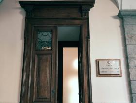 Foto Sala Milella Uniss Portone aperto con luce accesa dentro della Sala Milella Uniss