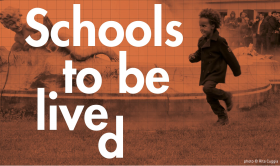 School to be lived Bambino che corre vicino a una fontana per strada