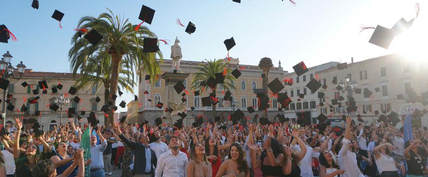 foto lancio dei tocchi il lancio dei tocchi laurea in piazza 2019 piazza d'italia con studenti uniss